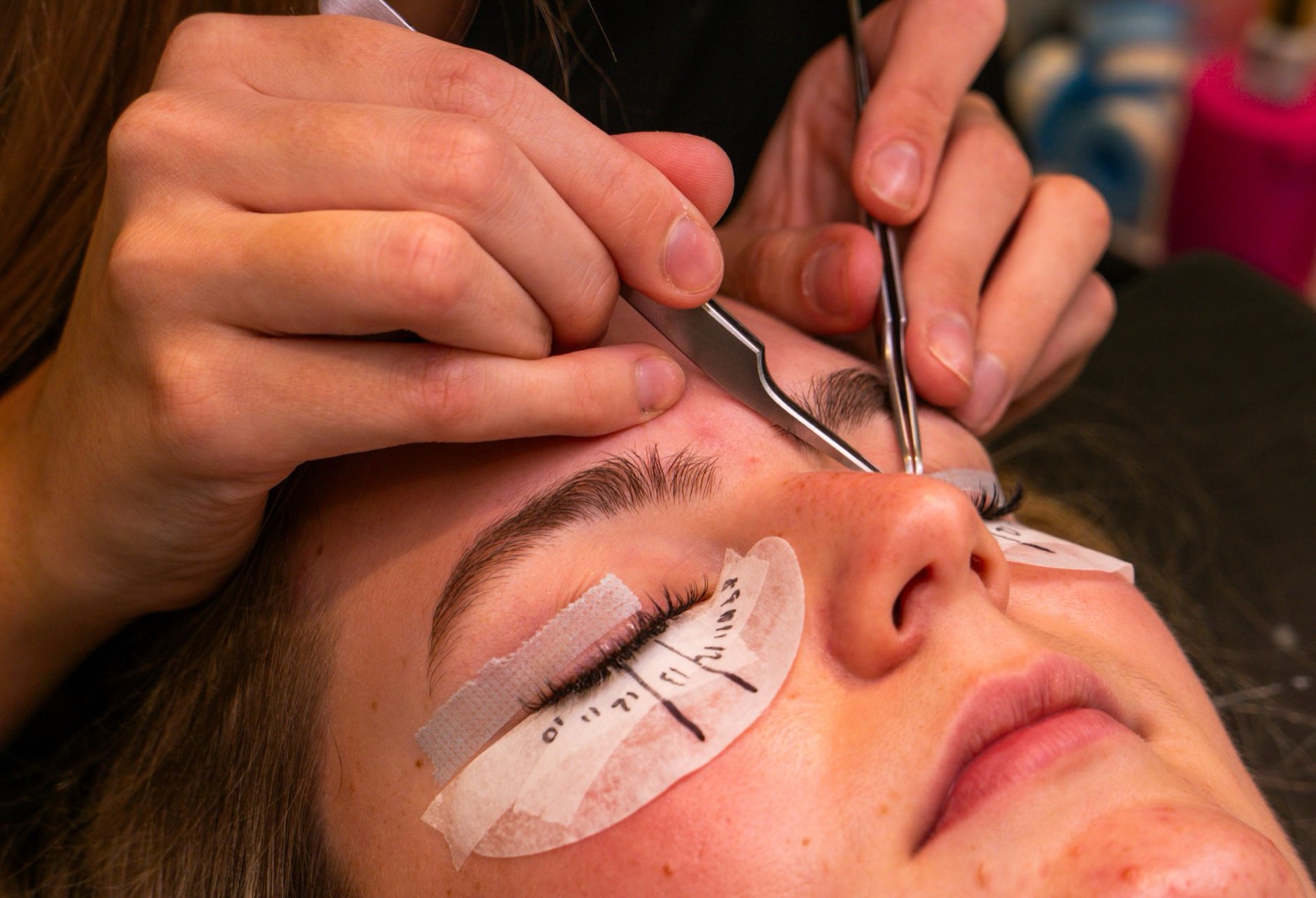 Wimpernverlängerung während der Behandlung